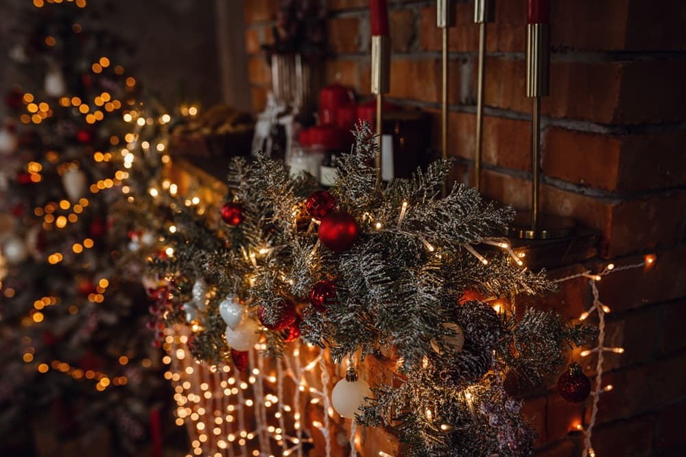 Christmas trends 2026: burgundy colours, warm lighting, and metallic candle holders