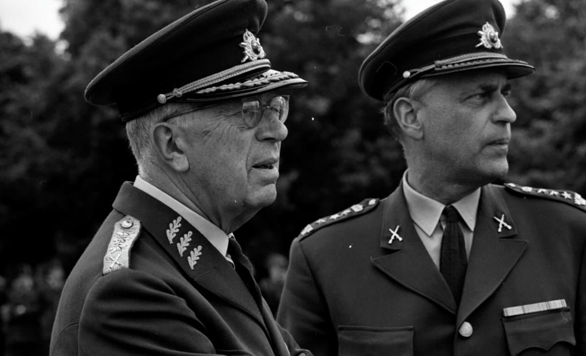 August 28, 1967, King Gustaf VI Adolf of Sweden during a visit to the grenadiers of the Swedish Infantry Regiment in Örebro, in the Grenadjärsstaden district. The king is speaking with a general.