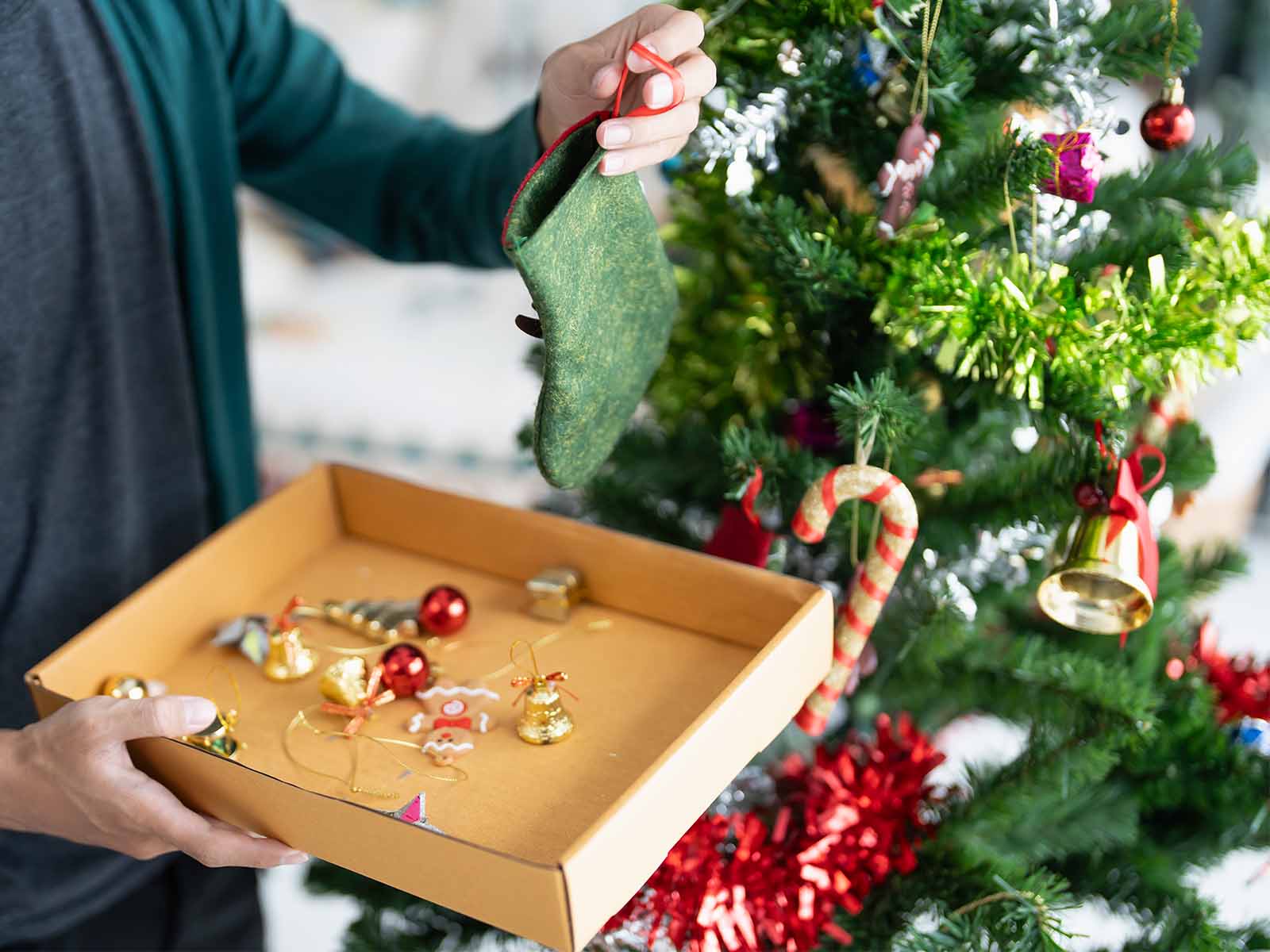 How to assemble an artificial Christmas tree in 5 steps (without damaging the branches!) 